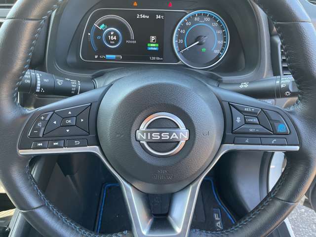 ハンドルには、ステアリングスイッチ付き。プロパイロット機能も付いて長距離ドライブも快適！車両の設定も手元で楽に変更できます。