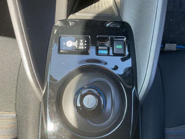 電動車用のシフトになります。操作はとても簡単で、すぐに慣れていただけます。