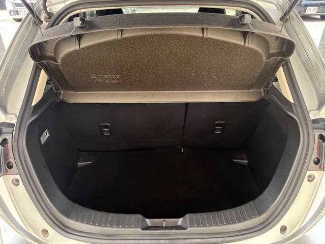 普段のお買い物や通勤、送迎等に十分な荷室スペースを確保しております