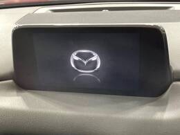 【マツダコネクトナビ】車内の雰囲気にマッチした一体型タイプのナビ。各種車輌設定やBluetooth再生等、様々な機能が楽しめます。直感的なダイヤル操作が可能で、使い勝手も良好です。