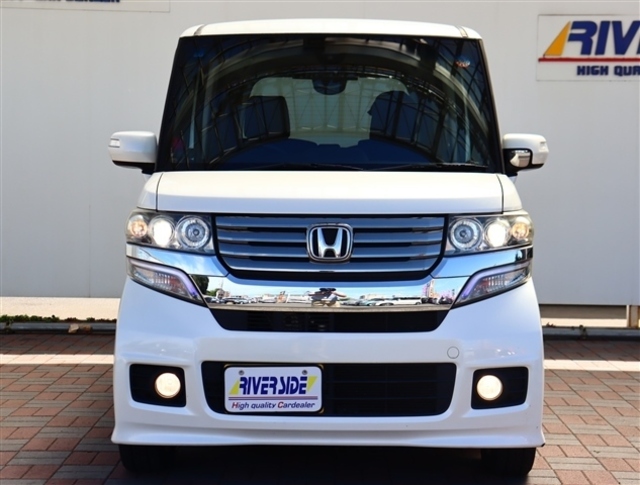 ご来店いただければ軽自動車からスポーツカー、1ボックスやセダンや輸入車などパソコンひとつで800台すべての在庫をご覧いただくことができます！