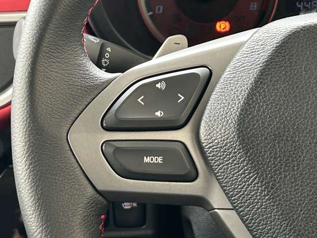 運転中、前方から目線をそらすことなく、オーディオ等の操作が可能な便利機能！安心＆快適なドライブを演出してくれます！