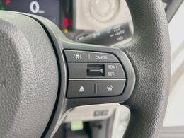 【アダプティブクルーズコントロール】高速道路での長距離走行が楽に！！自動で速度を保つクルーズコントロールが、衝突軽減システムと連携し、前方の車両を感知して車間を保つように速度調節してくれます！！