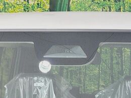 【ホンダセンシング】走行中に前方の車両等を認識し、衝突しそうな時は警報とブレーキで衝突回避と被害軽減をアシスト。より安全にドライブをお楽しみいただけます。