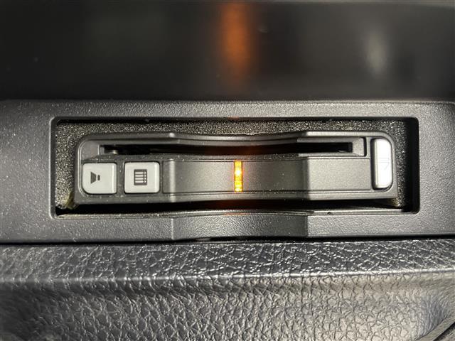 【ETC】有料道路を利用する際に料金所で停止することなく通過できる、ETC車載器（ノンストップ自動料金収受システム機器）が装備されています。セットアップを行うことで利用可能になります。