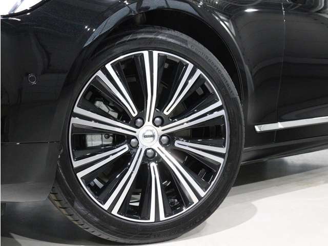 ダイヤモンドカット/ブラックの10スポーク8.5J×19インチアルミホイール。衝突回避・被害軽減ブレーキシステムやパイロット・アシストなど、数多くの先進安全・運転支援機能を標準装備。