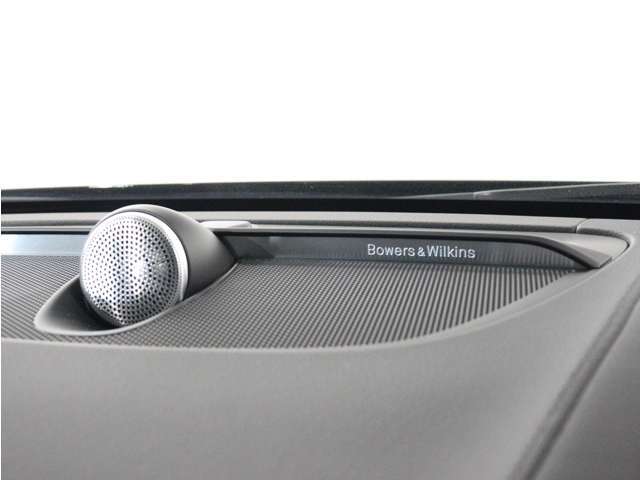 【Bowers＆Wilkins】世界のオーディオファン垂涎のプレミアムサウンドシステムを搭載。コンサートホールのベストポジションに相当する音場空間を忠実に再現。乗る人すべてに驚きの音響体験を提供します