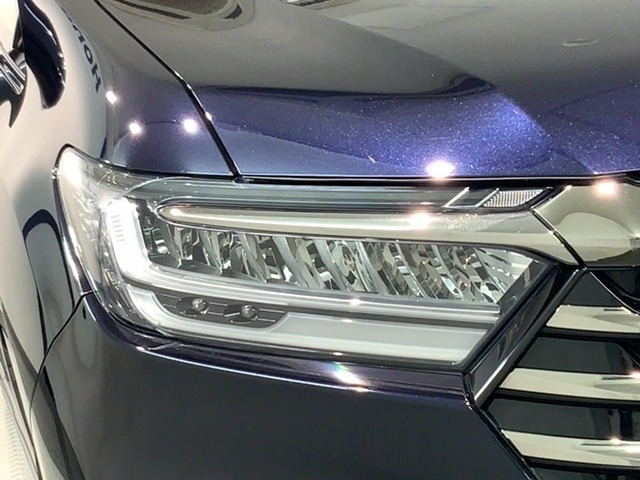 LEDヘッドライトは、点灯の瞬間から最大光量を発揮し、突然暗くなるトンネルなどでの安定感を高めます。
