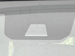 【ホンダセンシング】走行中に前方の車両等を認識し、衝突しそうな時は警報とブレーキで衝突回避と被害軽減をアシスト。より安全にドライブをお楽しみいただけます。
