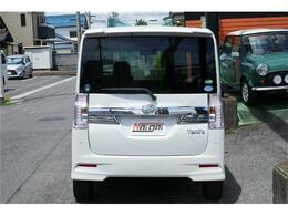 奥様のくつろぎ空間も充実！おいしいコーヒーでも！旦那様にはアフターパーツコーナーに！ついつい時間が経つのを忘れてしまう。車選びも大切だけど、お店選びにも拘ってみてください！