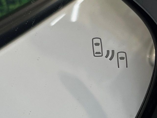 【ブラインドスポットモニター】走行中、ドアミラーの死角になりやすい箇所に後続車が接近するとサイドミラーのレンズに警告を表示！ドライバーに注意喚起をしてくれます。