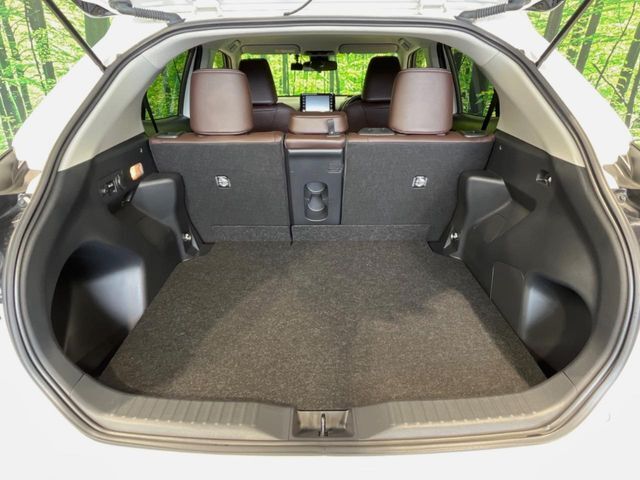 積み下ろしのしやすいデッキにはたっぷりと荷物を積み込んでいただけます。遊びから仕事まで、様々なシーンで頼れます♪