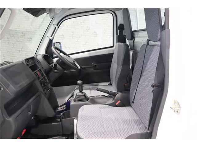 体格に合わせてシートの位置をきめ細かく調節できるので、いつでも最適な運転姿勢をキープ。操作も軽く、ラクラクです