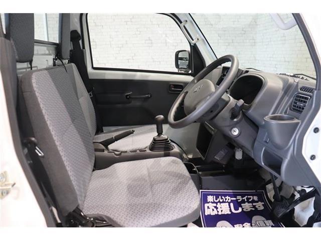 良好な視界とスムーズな乗り降りを実現した運転席。運転席はアイポイントを高くし視界良好です。
