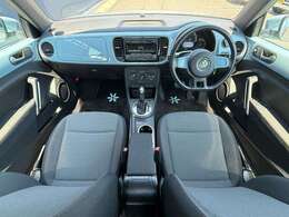 内装のパネルもボディカラーとおそろいのカラーが採用されており，とてもユニークなデザインの車内です☆