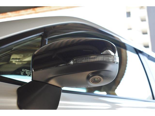 助手席側ドアミラーに装着されたカメラの映像をディスプレイに表示。自車の助手席側前方の様子が確認でき、狭い道への進入やすれ違い、道路端への幅寄せ駐車などをより安心して行うことができます。