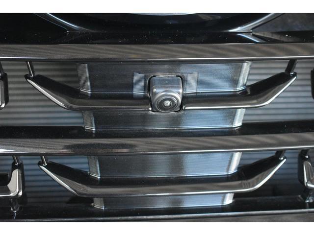 フロントグリルに装着されたカメラの映像をディスプレイに表示。自車の前方の様子が確認でき、見通しの悪い交差点や駐車・発進時などの前方確認をサポートします。