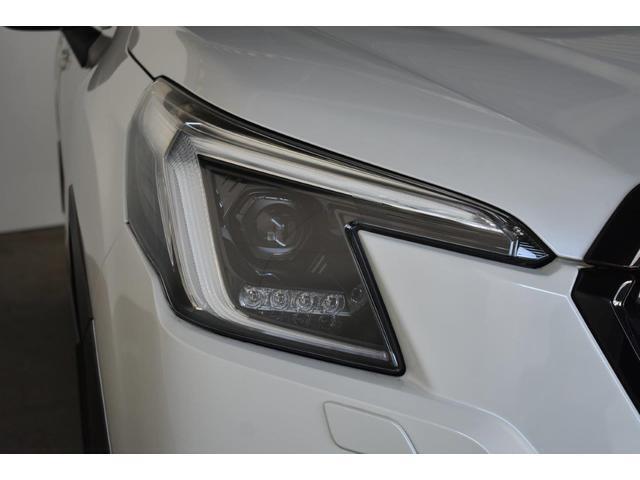 LEDヘッドランプは白色または青白い光を放ちます。夜間でも遠くまで見通しが良くなり、道路標識や歩行者をより早く認識できます。