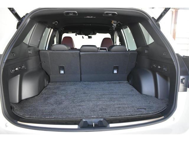 荷室の開口部が広く、荷物の積み下ろしがしやすくなっています。