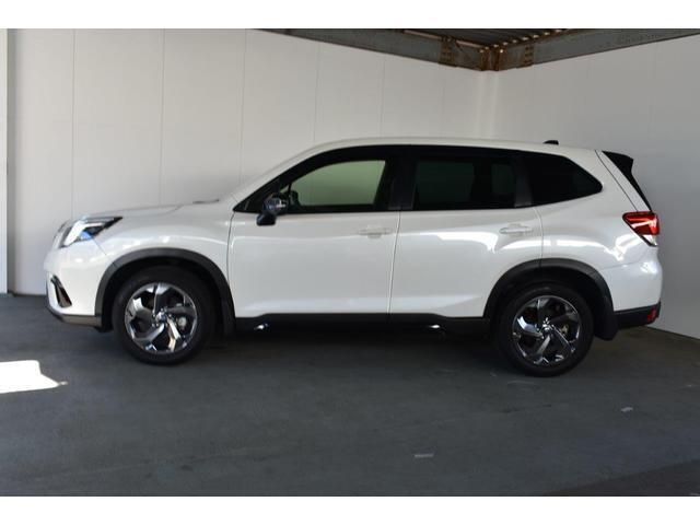 広々としたガラスエリアと良好な視界は、運転のしやすさに貢献しています。