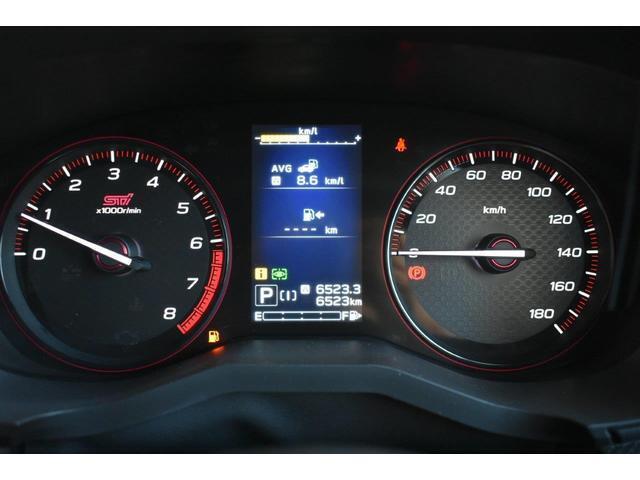 高い質感と視認性を備えたメーターです。イグニションをONにすると指針がMAXを指し速やかにゼロへ戻るスイープ動作付。走りの期待感を高めます。