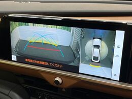 【パノラミックビューモニター】専用のカメラにより、上から見下ろしたような視点で360度クルマの周囲を確認することができます☆死角部分も確認しやすく、狭い場所での切り返しや駐車もスムーズに行えます。