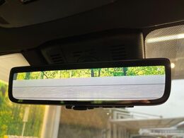 【デジタルインナーミラー】後席の大きな荷物や同乗者で後方が確認しづらい時でも安心！カメラが撮影した車両後方の映像をルームミラー内に表示。クリアな視界で状況の確認が可能です！