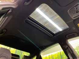 【ムーンルーフ】開放感たっぷりの希少装備、サンルーフが装着されています！車内に明かりを取り入れたり景色を楽しむ以外にも、車内の空気も簡単に換気できて快適です！