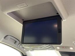 【後席モニター（フリップダウンモニター）】後部座席からも、DVDや映画、ライブ映像、YouTube動画など様々な動画が楽しめ、ドライブが退屈しません！