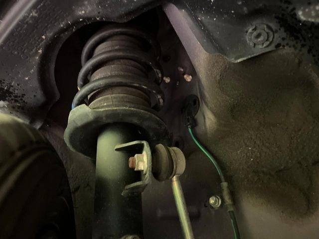 お車を安心してお乗りいただく為には、足回りの定期点検が欠かせません。サービスサポート（有償保証）では無料点検もご提供しており、安心のカーライフをお過ごしいただけるサポート体制が整っています。