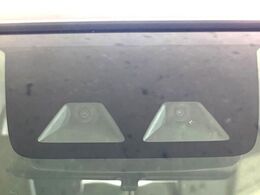 【スマートアシスト】走行中に前方の車両等を認識し、衝突しそうな時は警報とブレーキで衝突回避と被害軽減をアシスト。より安全にドライブをお楽しみいただけます。