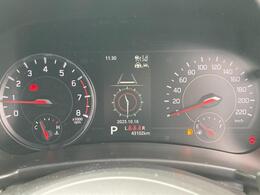 タコメーター付きのメーターです。瞬間燃費や平均燃費、航続可能距離が表示可能で、必要な情報を一目で確認できます。