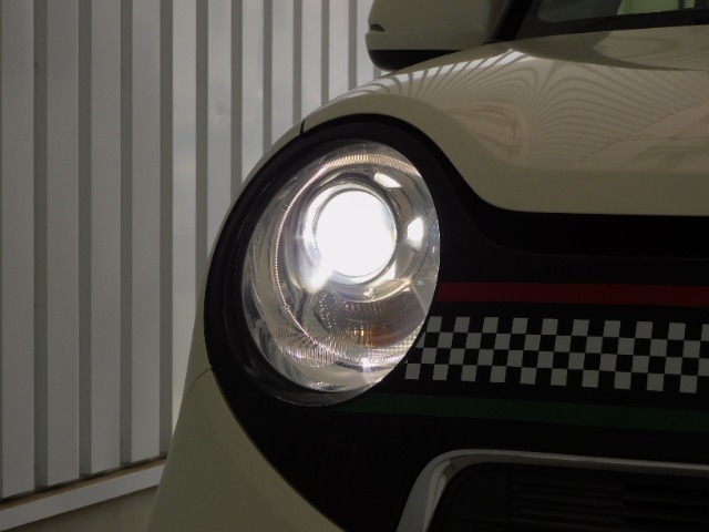 HID（ディスチャージライト）・高効率・低消費電力タイプのライトで、より広い配光と長い照射距離が得られます。
