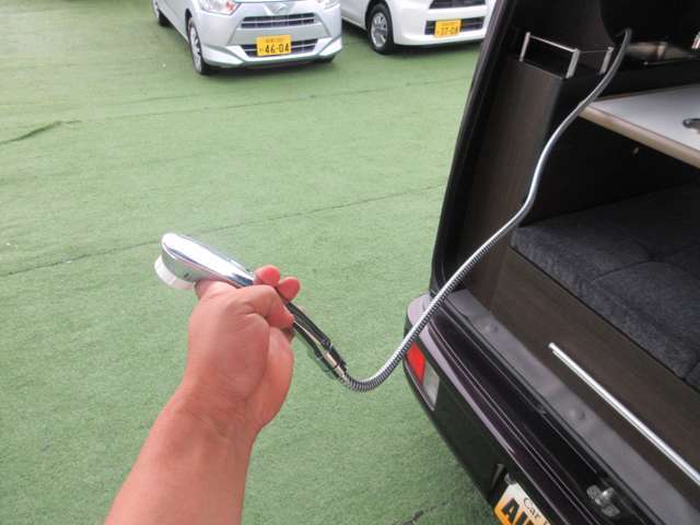 ☆長～く伸びるシャワーヘッドノズルを装備！☆長く伸びるシャワーヘッドだから野外でもシャワーが使える！☆海などで足や体についた砂を流す、ペットの足を洗うなど用途多彩！