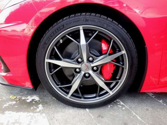 フロントタイヤは245/30ZR19！ミシュランのパイロットスポーツです。ブレーキはブレンボの6ポットで強化されております。