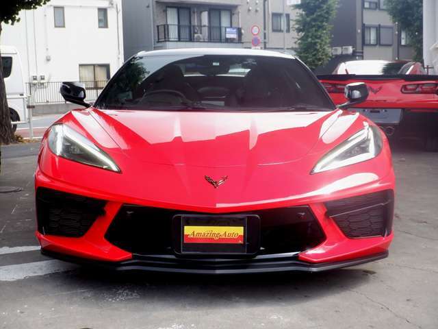 C8のシャープなフロントフェイス。リフティング機構装備で、素早くフロントの車高を上げられます。