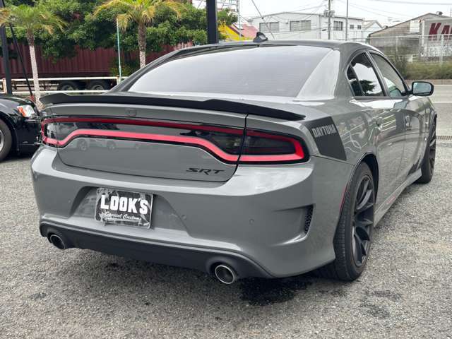 世界にたった一台のアメ車をカスタム。貴方だけの一台に仕上げたカスタムパッケージもご用意。お客様の理想をカタチに。福岡輸入車専門店LOOK'Sにお任せください。