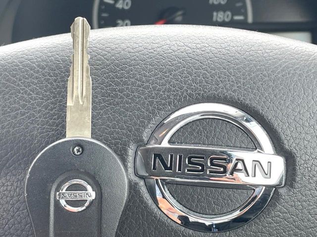 【キーレス】少し離れた場所からでもボタン一つでドアの開錠・施錠ができるのでとっても便利！ドアの鍵穴周りに傷をつけることもありません