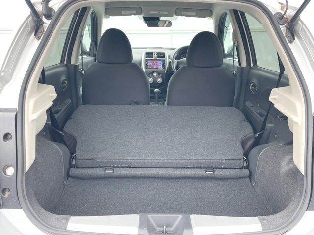 後席を格納すると、これだけの広さが！シーンに合わせたシートアレンジで、大きな荷物も積むことが出来ます♪