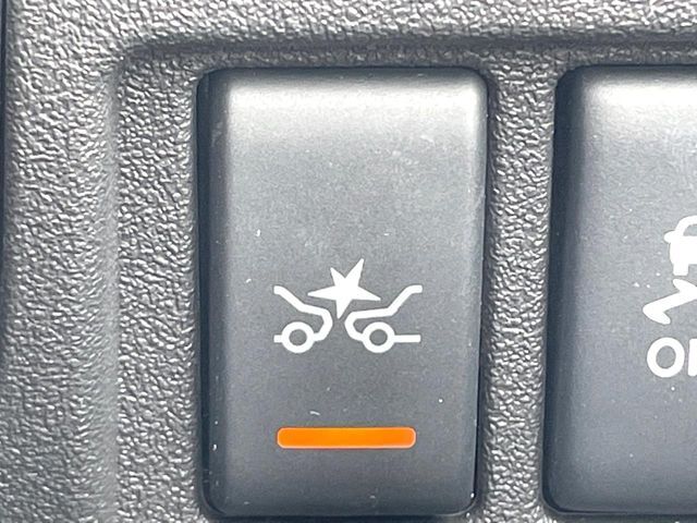 【エマージェンシーブレーキ】走行中に前方の車両等を認識し、衝突しそうな時は警報とブレーキで衝突回避と被害軽減をアシスト。より安全にドライブをお楽しみいただけます。