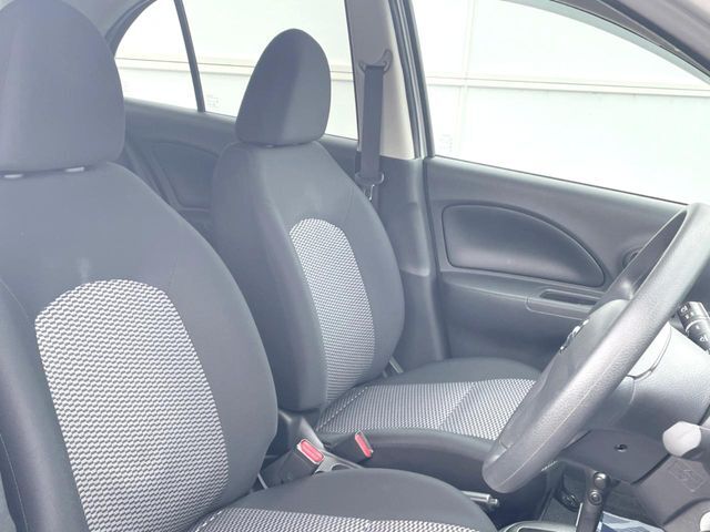 運転席まわりには十分なスペースがあり、大柄な方でもゆったり運転していただける環境です。