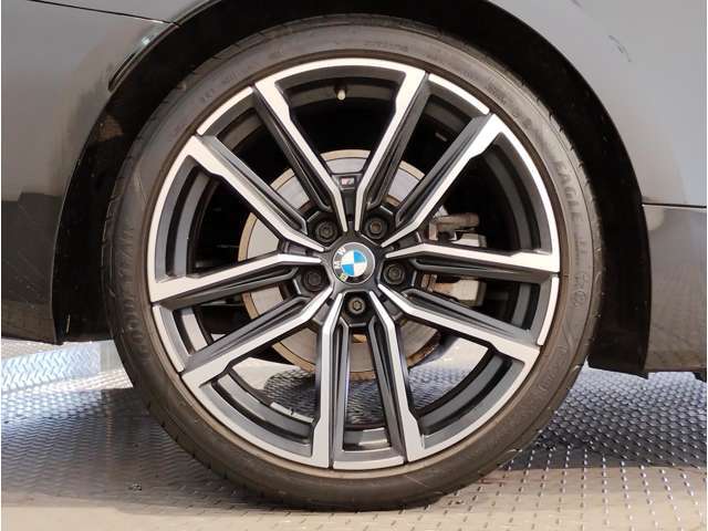 【BMWアロイホイル】軽量かつ強度に拘ったアロイホイル。走行性能ポテンシャルを引き出す設計。車の足元を引き締めてくれる大きなポイントはアロイホイルです。
