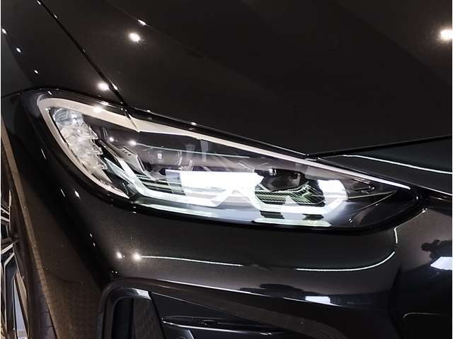 【LEDヘッドライト】先進のLEDテクノロジーを採用。放射される白色光の周波特性は太陽光に近く、バイキセノン・ヘッドライトを上回るコントラストで更に明るく輝きます！