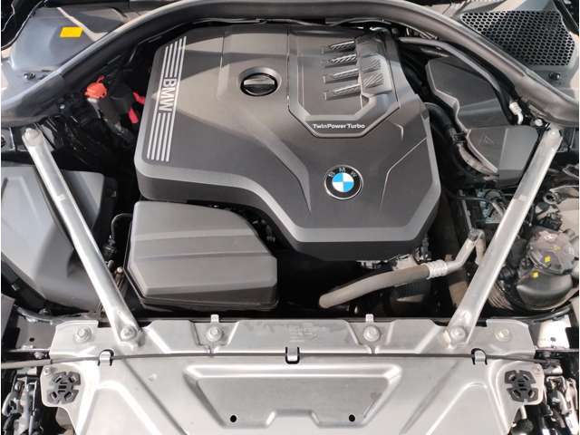 【BMWエンジン】革新的なガソリン・エンジン・テクノロジーによる高性能かつ高効率。レスポンスの良いパワーを発揮。常にスムーズな吸気を実現しアクセル開度にダイレクトに反応しドライビングを楽しく演出。