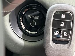 【Hondaスマートキー】カバンやポケットに入れたままでもドアの施錠・解錠が可能なスマートキーを装備。エンジンのオン・オフ時もカギを取り出す必要が無いからとっても便利です♪