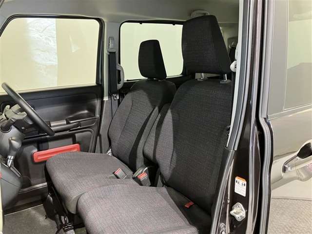 【運転席・助手席】いたみ・汚れなどは少なく、全体的に良好な状態です！