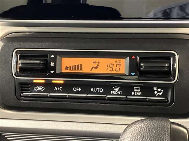 【オートエアコン】「AUTO」スイッチで車内の温度を一定に保ってくれるオートエアコン。快適装備の代名詞。もちろんマニュアル操作も可能ですよ。
