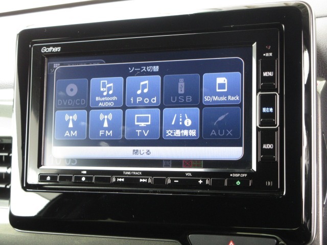 ナビゲーションはギャザズメモリーナビ（VXM-214VFi）を装着しております。AM、FM、CD、DVD再生、Bluetooth、音楽録音再生、フルセグTVがご使用いただけます。