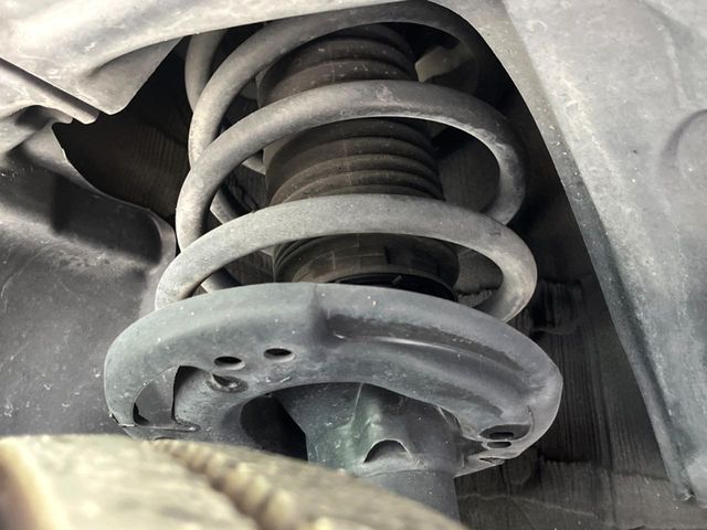 お車を安心してお乗りいただく為には、足回りの定期点検が欠かせません。サービスサポート（有償保証）では無料点検もご提供しており、安心のカーライフをお過ごしいただけるサポート体制が整っています。