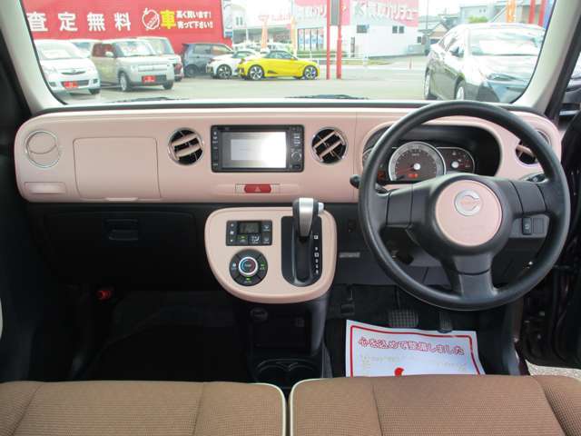 車内のインパネ全体です。